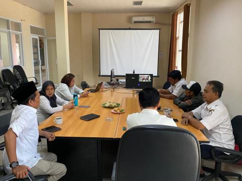 Ketua dan Anggota Bawaslu Kabupaten Bekasi di dampingi Kepala Sekretariat dan Kasubag lakukan Rapat Pleno Mingguan yang di gelar di Ruang Rapat Kantor Bawaslu Kabupaten Bekasi, pada Rabu (27/8/2025).