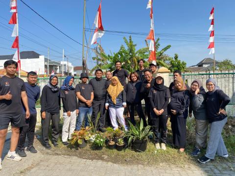 Seluruh Jajaran Sekretariat Bawaslu Kabupaten Bekasi melakukan senam pagi dalam bentuk memeriahkan Program JUMAT SEHATI (Jumat Menjaga Tubuh, Sehat Hati, Kuat Iman) dan JUMPA BERLIAN ( Jujur, Menanam, Pelihara, Amankan, Bersih Lingkungan dan Alam Nyata ), pada Jumat pagi (15/8/2025).