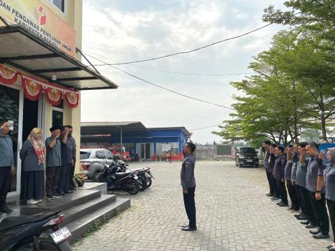 Pimpinan beserta jajaran Staf Bawaslu Kabupaten Bekasi laksanakan apel pagi di Halaman Kantor Bawaslu Kabupaten Bekasi, pada Senin (8/9/2025).