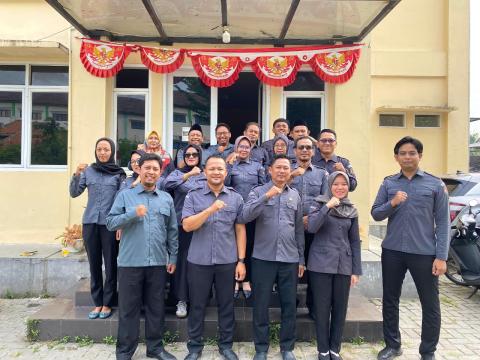 Pimpinan beserta jajaran Staf Bawaslu Kabupaten Bekasi laksanakan apel pagi di Halaman Kantor Bawaslu Kabupaten Bekasi, pada Senin (8/9/2025).