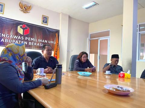 Seluruh jajaran pegawai Bawaslu Kabupaten Bekasi ikuti Kajian dan diskusi Divisi SDMO dan Diklat di Ruang Rapat Kantor Bawaslu Kabupaten Bekasi, pada Senin (8/9/2025).