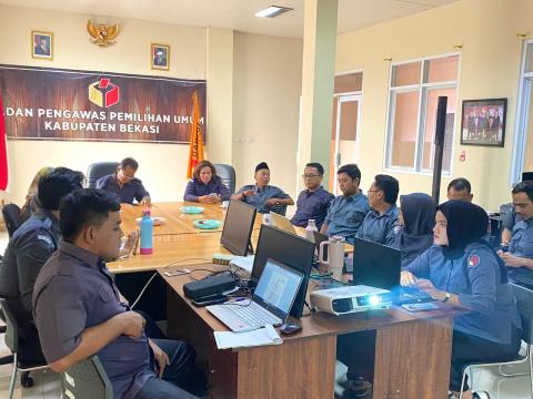 Seluruh jajaran pegawai Bawaslu Kabupaten Bekasi ikuti Kajian dan diskusi Divisi SDMO dan Diklat di Ruang Rapat Kantor Bawaslu Kabupaten Bekasi, pada Senin (8/9/2025).