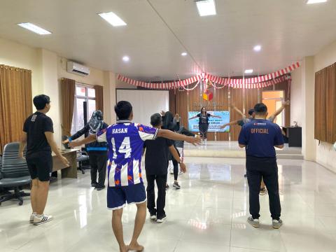 Pimpinan dan Jajaran Sekretariat Bawaslu Kabupaten Bekasi kompak mengikuti Senam Bersama dalam rangka Gerakan Jumat Sehati (Jumat Menjaga Tubuh, Sehat Hati, Kuat Iman ) yang di gelar di Aula Kantor Bawaslu Kabupaten Bekasi, pada Jum'at (12/9/2025).