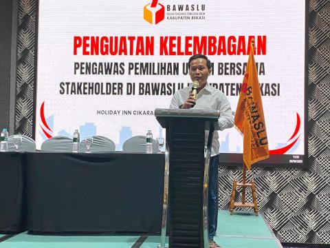Ketua Bawaslu Kabupaten Bekasi, Akbar Khadafi berikan sambutan saat Kegiatan Penguatan Kelembagaan Bersama Stakeholder yang di gelar di Holiday Inn Jababeka Cikarang, pada Jum'at (26/9/2025).