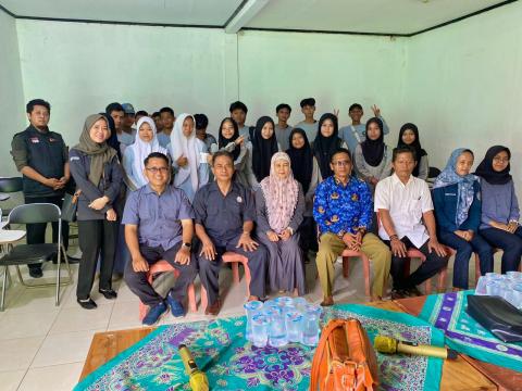 Bawaslu Kabupaten Bekasi berikan Cendramata berupa Piagam kepada di MA Al - Jihadiyah Sukatani usai Kegiatan Sosialisasi Pengawasan Partisipatif Bagi Pemilih Pemula, pada Selasa (14/10/2025).