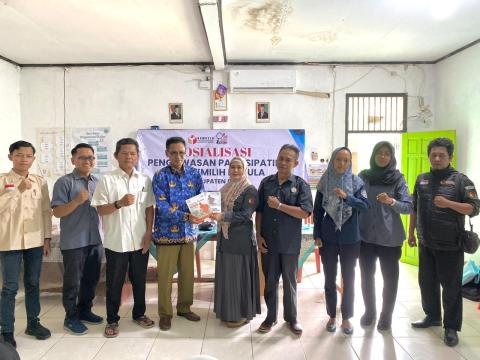 Bawaslu Kabupaten Bekasi berikan Cendramata berupa Piagam kepada di MA Al - Jihadiyah Sukatani usai Kegiatan Sosialisasi Pengawasan Partisipatif Bagi Pemilih Pemula, pada Selasa (14/10/2025).