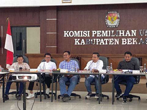 Penyerahan Berita Acara Hasil Pleno kepada Bawaslu Kabupaten Bekasi pada Rapat Pleno Rekapitulasi Pemutakhiran Data Pemilih Berkelanjutan (PDPB) Triwulan III Tahun 2025 Tingkat Kabupaten Bekasi, pada Jum'at (3/10/2025).