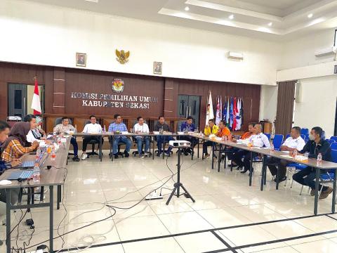 Penyerahan Berita Acara Hasil Pleno kepada Bawaslu Kabupaten Bekasi pada Rapat Pleno Rekapitulasi Pemutakhiran Data Pemilih Berkelanjutan (PDPB) Triwulan III Tahun 2025 Tingkat Kabupaten Bekasi, pada Jum'at (3/10/2025).