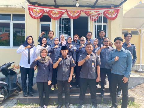 Anggota Bawaslu Kabupaten Bekasi pimpin langsung Apel Pagi ysng di gelar di Halaman Kantor Bawaslu Kabupaten Bekasi, pada Senin Pagi (6/10/2025).