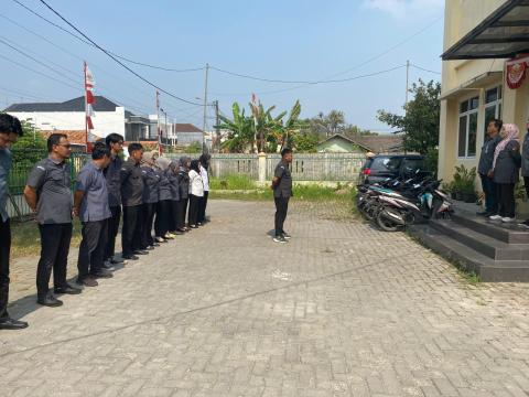 Anggota Bawaslu Kabupaten Bekasi pimpin langsung Apel Pagi ysng di gelar di Halaman Kantor Bawaslu Kabupaten Bekasi, pada Senin Pagi (6/10/2025).