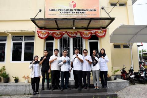 Koordinator Divisi Pencegahan, Partisipasi Masyarakat, dan Hubungan Masyarakat Bawaslu Kabupaten Bekasi, Syahroji, saat melakukan uji petik terhadap proses pemutakhiran data pemilih berkelanjutan (PDPB) di Bekasi, Jawa Barat, Kamis (9/10/2025).