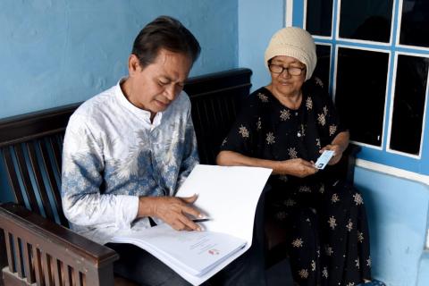 Koordinator Divisi Pencegahan, Partisipasi Masyarakat, dan Hubungan Masyarakat Bawaslu Kabupaten Bekasi, Syahroji, saat melakukan uji petik terhadap proses pemutakhiran data pemilih berkelanjutan (PDPB) di Bekasi, Jawa Barat, Kamis (9/10/2025).