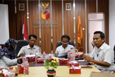 Suasana Kegiatan Rapat Fasilitasi Peningkatan Kapasitas Pengelolaan Kehumasan di Bawaslu Kabupaten Bekasi pada Masa Non Tahapan Pemilu/Pemilihan yang di gelar di Aula Kantor Bawaslu Kabupaten Bekasi, pada Rabu (8/10/2025).