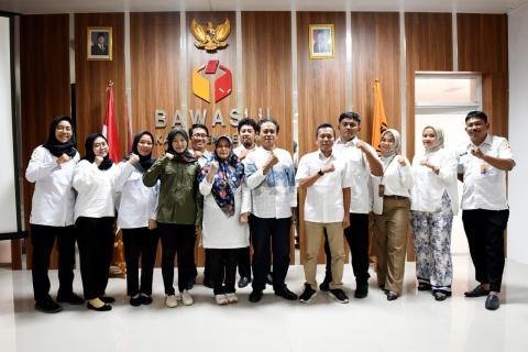 eningkatan Kapasitas Pengelolaan Kehumasan, Bawaslu Kabupaten Bekasi menggelar Kegiatan Rapat Fasilitasi Peningkatan Kapasitas Pengelolaan Kehumasan di Bawaslu Kabupaten Bekasi pada Masa Non Tahapan Pemilu/Pemilihan yang di gelar di Aula Kantor Bawaslu Kabupaten Bekasi dan diikuti oleh Jajaran Staf Bawaslu Kabupaten Bekasi, pada Rabu (8/10/2025).  Shahril Hasibuan, Koordiv Hukum Penyelesaian Sengketa, mengatakan bahwa Humas itu memberikan figur dari sebuah kelembagaan.  Sementara itu Aan Hasanah, Koordiv SD