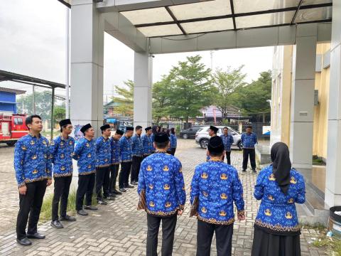 Bawaslu Kabupaten Bekasi menggelar Upacara Peringatan Hari Sumpah Pemuda Ke 97 Tahun, di Halaman Kantor Bawaslu Kabupaten Bekasi, Selasa (28/10/2025)