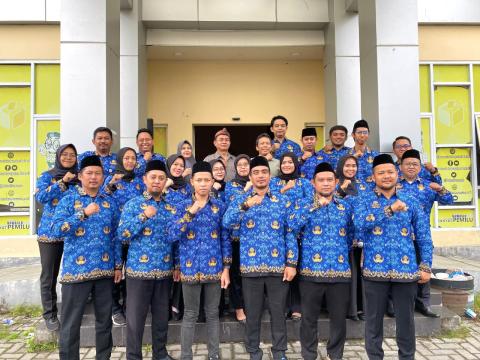 Bawaslu Kabupaten Bekasi menggelar Upacara Peringatan Hari Sumpah Pemuda Ke 97 Tahun, di Halaman Kantor Bawaslu Kabupaten Bekasi, Selasa (28/10/2025).