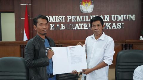 Suasana Rapat Sosialisasi Pemutakhiran Data Partai Politik secara Berkelanjutan melalui Sipol periode Semester II Tahun 2025 yang di gelar di Aula Kantor KPU Kabupaten Bekasi, Senin (15/12/2025).