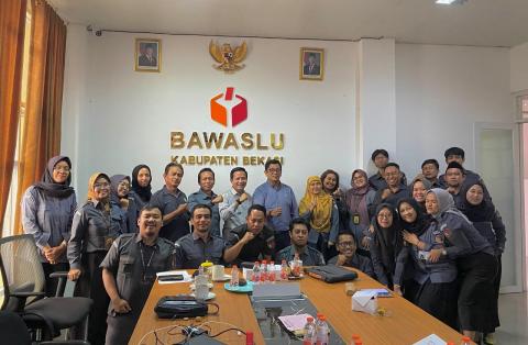Abdullah Dahlan (Komisioner Bawaslu Provinsi Jawa Barat Periode 2018-2023) menyampaikan materi terkait Sinergi Kesekretariatan :  Penguatan SDM Aparatur Bawaslu untuk Pengawas Pemilu yang Berkualitas.