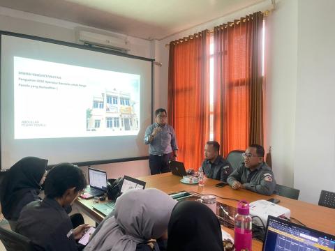 Rapat Peningkatan Kinerja dan Tata Kelola Kesekretariatan di Lingkungan Bawaslu Kabupaten Bekasi yang di gelar di Ruang Rapat Kantor Bawaslu Kabupaten Bekasi, Senin (15/12/2025).