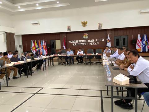 Bawaslu Kabupaten Bekasi memberikan saran perbaikan kepada KPU Kabupaten Bekasi pada Pleno Pemutakhiran Data Pemilih Berkelanjutan Triwulan IV Tahun 2025 Tingkat KPU Kabupaten Bekasi yang di gelar Kantor KPU Kabupaten Bekasi, Senin (8/12/2025).