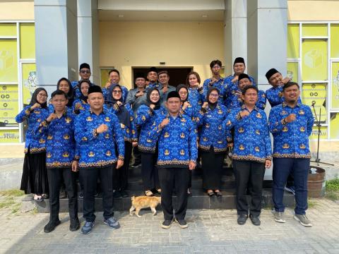 Anggota Bawaslu Kabupaten Bekasi, Syahroji, bertindak sebagai Pembina Upacara Peringatan Hari Korps Pegawai Republik Indonesia (KORPRI) Ke - 54 Tahun 2025 yang di gelar di Halaman Kantor Bawaslu Kabupaten Bekasi, Senin pagi (01/12/2025).