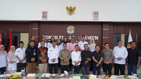 Bawaslu Kabupaten Bekasi berikan Imbauan kepada KPU Kabupaten Bekasi pada Rapat Pleno Pemutakhiran Data Pemilih Berkelanjutan (PDPB) Triwulan I Tahun 2026 yang digelar oleh Komisi Pemilihan Umum Kabupaten Bekasi di Aula KPU Kabupaten Bekasi, Rabu (1/4/2026).