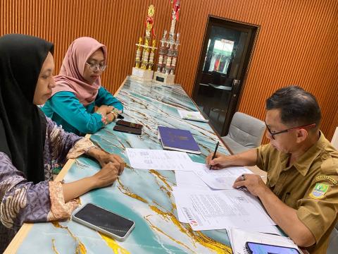 Bawaslu Kabupaten Bekasi lakukan uji petik data pemilih di Desa Karangasih, Kecamatan Cikarang Utara, Selasa (21/4/2026).