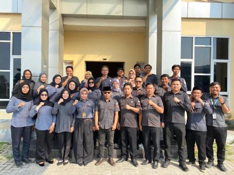 Anggota Kabupaten Bekasi pimpin apel pagi rutin pada Senin (11/5/2026) di Halaman Kantor Bawaslu Kabupaten Bekasi. 