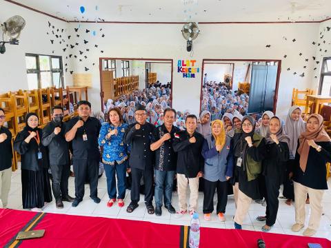 Sosialisasikan Pengawasan Partisipatif dan Kawal Hak Pilih di SMAN 1 Muaragembong, Kamis(7/5/2025).