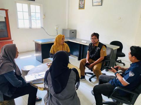 Koordinator Divisi SDM Organisasi dan Diklat Bawaslu Kabupaten Bekasi, Aan Hasanah, S.H., M.H beserta staf melaksanakan sampling Uji Petik Pemutakhiran Data Pemilih Berkelanjutan (PDPB) Triwulan II Tahun 2026 di Kantor Desa Tanjung Baru, Kecamatan Cikarang Timur Kabupaten Bekasi, pada Selasa (12/5/2026). 