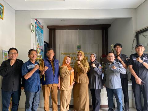 Menjaga kualitas daftar pemilih yang akurat adalah komitmen yang terus dirawat. Pada Selasa (12/5), Bawaslu Kabupaten Bekasi menggelar Uji Petik Pemutakhiran Data Pemilih Berkelanjutan (PDPB) Triwulan II Tahun 2026 secara serentak di seluruh kecamatan.  Berdasarkan SE Ketua Bawaslu RI Nomor 29 Tahun 2025, tim bergerak melakukan sampling uji petik ke kantor-kantor Desa dengan fokus utama: 🔍 Validasi data pemilih Tidak Memenuhi Syarat (TMS). 🔍 Menyisir data pemilih yang telah meninggal dunia namun masih ter