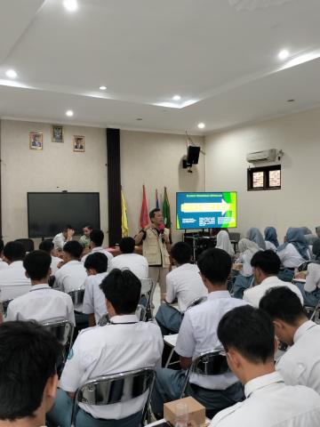 Anggota Bawaslu Kab Bekasi, Shahril Hasibuan tengah memberikan Materi