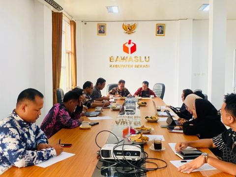 Anggota Bawaslu Kab. Bekasi sedang memberikan saran