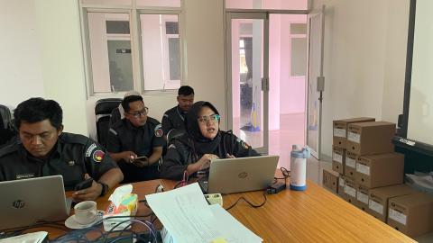 Novianti Dwi Cahya sedang memaparkan Materi