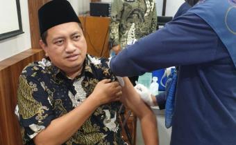 Komisioner Bawaslu Kabupaten Bekasi melakukan suntik vaksin ketiga (Booster) bersama Komisioner KPU Kabupaten Bekasi di Polres Metro Bekasi