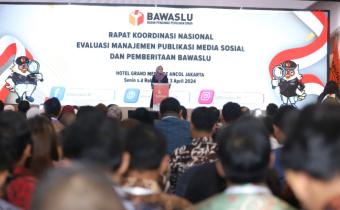 Anggota Bawaslu Lolly Suhenty dalam kegiatan Rapat Koordinasi Nasional Evaluasi Manajemen Publikasi Media Sosial dan Pemberitaan Bawaslu pada Pemilu 2024, pada Senin (1/4/2024).