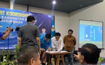 Suasana Penandatanganan MoU antara Bawaslu Kabupaten Bekasi dengan KNPI Kabupaten Bekasi pada Acara Rakoor DPD KNPI Kabupaten Bekasi Tahun 2024