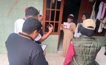 Bawaslu Kabupaten Bekasi bersama Bawaslu Provinsi Jawa Barat di dampingi oleh Panwascam Kecamatan Cikarang Utara dan PKD Desa Karangasih awasi langsung Kegiatan Pencocokan dan Penelitian (Coklit) Data Pemilih yang di lakukan oleh Petugas Pemutakhiran Data Pemilih (Pantarlih) di Wilayah Desa Karangasih Kecamatan Cikarang Utara, Rabu (10/7/2024).