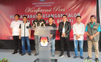 Bawaslu Kabupaten Bekasi awasi secara melekat hari pertama penerimaan pendaftaran Pasangan Calon Bupati dan Wakil Bupati Bekasi di Kantor KPU Kabupaten Bekasi, Selasa (27/8/2024)