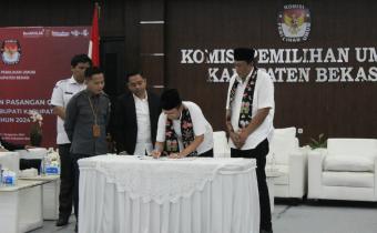 Bawaslu Kabupaten Bekasi awasi langsung penerimaan pendaftaran Bakal Pasangan Calon Bupati dan Wakil Bupati Bekasi dari Pasangan Dr. H. Dani Ramdan, MT - H. Romli , di Kantor KPU Kabupaten Bekasi, Kamis (29/8/2024).
