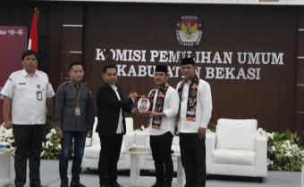 Bawaslu Kabupaten Bekasi awasi langsung penerimaan pendaftaran pasangan calon (Paslon) Ade Kuswara Kunang dan Asep Surya Atmaja di Kantor KPU Kabupaten bekasi, Kamis (29/8/2024).