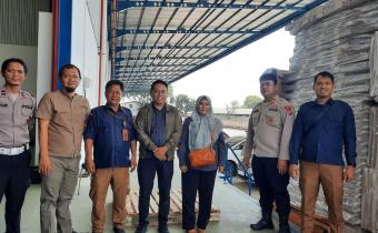 Bawaslu Kabupaten Bekasi lakukan Pengawasan Pendistribusian Logistik Bilik Suara Pemilihan Serentak 2024 di Gudang Logistik KPU Kabupaten Bekasi, Selasa (17/9/2024).