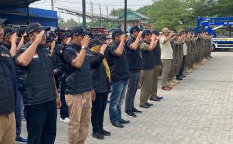 Apel Bersama Persiapan Penertiban APS (Alat Peraga Sosialisasi) pada Pemilihan Serentak Tahun 2024 yang di gelar di Halaman Kantor Sekretariat Bawaslu Kabupaten Bekasi, Senin (23/9/2024).