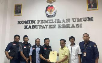 Serah Terima Berita Acara  pada Rapat Pleno Tertutup KPU Kabupaten Bekasi, Penetapan bakal pasangan calon menjadi pasangan calon Bupati dan Wakil Bupati Bekasi Tahun 2024, di Kantor KPU Kabupaten Bekasi, Minggu (22/9/2024).