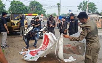 Bawaslu Kabupaten Bekasi beserta jajaran pengawas bersama Satpol PP Kabupaten Bekasi telah melakukan penertiban terhadap pemasangan Alat Peraga Sosialisasi (APS) sebelum masa kampanye resmi dimulai. penertiban ini dilakukan serentak bersama Penyelenggara pemilihan di seluruh kecamatan di Kabupaten Bekasi, Selasa (24/9/2024).