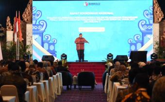 Ketua Bawaslu RI Rahmat Bagja berikan sambutan pada Pembukaan Rapat Koordinasi Nasional (Rakoornas) Evaluasi Kelembagaan Pengawas Pemilu dalam Pengawasan Pemilu 2024 dan Kesiapan Pemilihan Serentak 2024, Sabtu (28/9/2024).