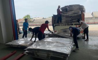 Bawaslu Kabupaten Bekasi awasi secara melekat kedatangan pendistribusian Logistik Kotak Suara untuk Pemilihan Serentak Tahun 2024 di Gudang Logistik KPU, Rabu (2/10/2024).