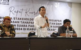 Ketua Bawaslu Kabupaten Bekasi berikan arahan pada Rapat Koordinasi (Rakoor) Persiapan Pengawasan Pemungutan dan Penghitungan Suara Pada Pemilihan Serentak Tahun 2024 yang di gelar Hotel Harper, Cikarang Selatan, Selasa (19/11/2024).