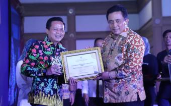 Penyerahan Penghargaan oleh Pj. Bupati Bekasi, Bapak Dr. Drs. H. Dedy Supriyadi, MM dan diterima secara langsung oleh Ketua Bawaslu Kabupaten Bekasi, Akhbar Khadafi, dalam acara apresiasi yang digelar di Hotel Sahid, Lippo Cikarang diselenggarakan oleh Dinas Komunikasi Informatika Persandian dan Statistik Kabupaten Bekasi, Jum'at (22/11/2024).