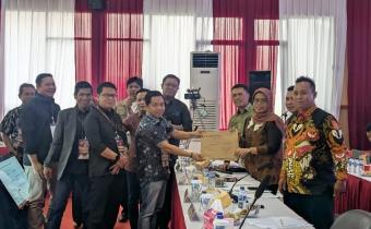 Bawaslu Kabupaten Bekasi Awasi KPU Kabupaten Bekasi dalam Rapat Pleno Terbuka Pembacaan Rekapitulasi dan Penetapan Hasil Penghitungan Perolehan Suara Pemilihan Gubernur dan Wakil Gubernur Provinsi Jawa Barat Tahun 2024 di Aula Sekretariat KPU Provinsi Jawa Barat, Kota Bandung, (9/12/2024).